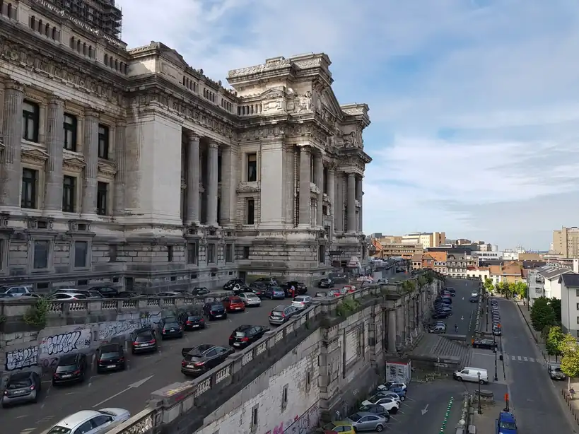 Façade historique imposante d'un hôtel belge