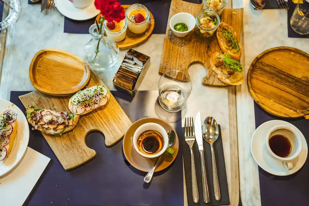 Petit-déjeuner gastronomique sur marbre