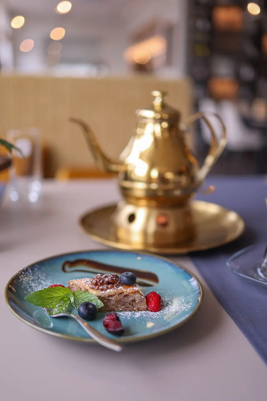 Service de thé élégant avec gâteau