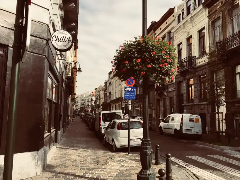 Rue pittoresque pavée près d'un hôtel de charme