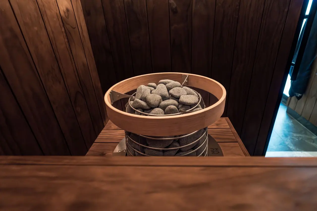Intérieur de sauna moderne au design épuré