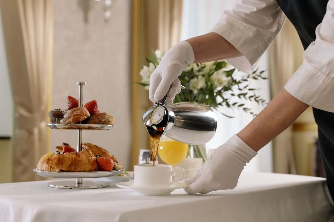 Préparation de café en hôtel de luxe