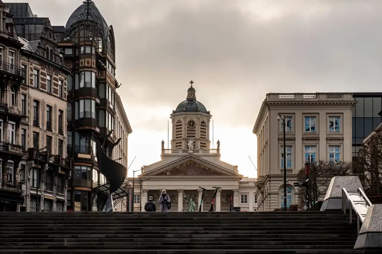 Cathédrale historique au coucher du soleil à Namur