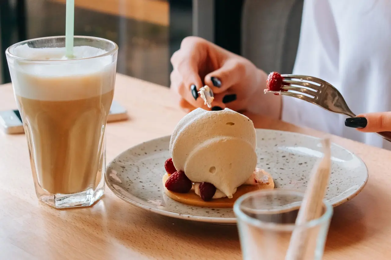 Dessert aux framboises et latte