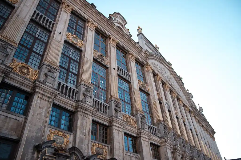 Détail architectural néoclassique d'une résidence de luxe