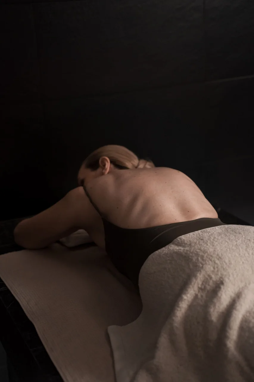 Soin du visage dans une cabine de spa hôtelier