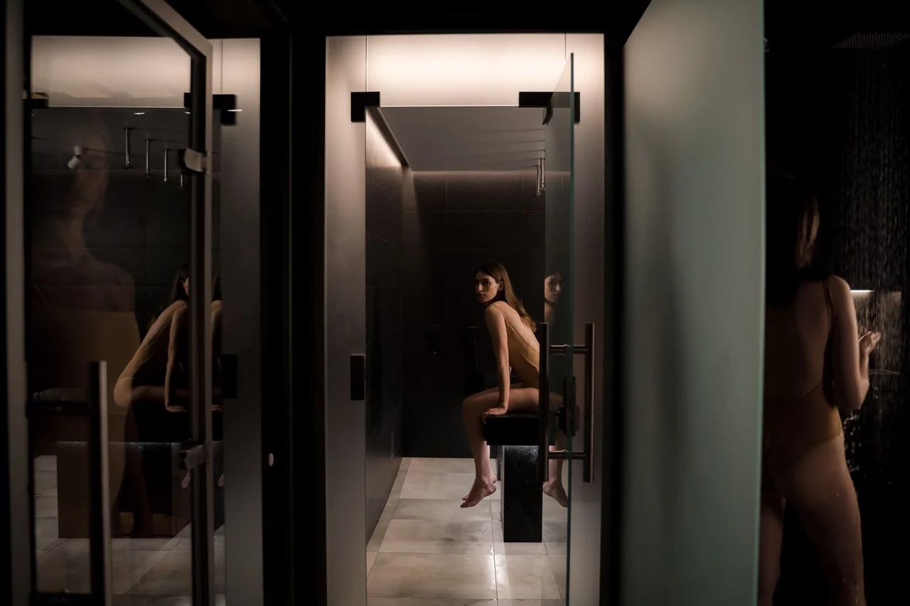 Espace douche sensorielle dans un spa de luxe